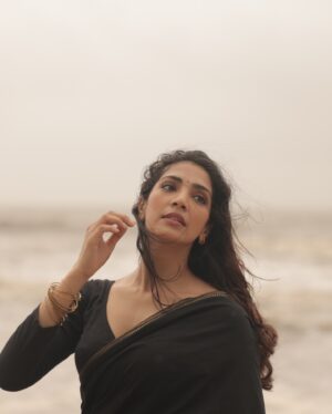 Yogita Bihani Instagram - koi rok le yahiin… ♥️♥️

Filmed by @aishwaryaa.nayak 

Shot on @canonindia_official R5 C   RF 28-70 f/2
#canwithcanon
#vibewithcanon