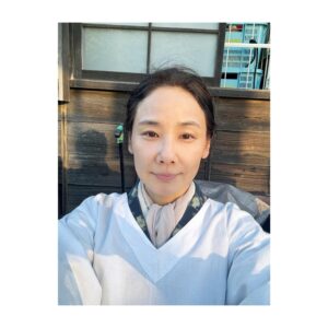 Yoh Yoshida Instagram - 皆さま、おはようございます。
来月、9/21（土）21時から、
テレビ朝日開局65周年記念ドラマ
「 #終りに見た街 」が放送されます。

原作は山田太一さん、脚本は宮藤官九郎さん。
40年前、20年前とドラマ化されてきた
タイムリープものの今作は、今回の令和版が3回目。
物語には都度「現在」が反映されており、今回も、
今と当時を奇妙に繋ぎながら、戦争がもたらす
本当の恐ろしさをリアルに描き出します。
戦争体験者である山田太一さんのリアルな描写に、
宮藤さんのユーモアと現代の感覚がかけ合わさった
ある意味生々しい戦争ドラマです。

主演は #大泉洋 さん、私はその妻ひかりを演じます。
どうぞご家族みなさんでご覧ください。

New production will be broadcasted on 21th September. A family living in the Reiwa era travels back in time to World War II, and while being tossed about by the times, they experience change and resistance as they head towards a certain conclusion. Please watch this story that is connected to the present and is in some sense real, with a desire for world peace in your heart.

#先日のストーリー
#指輪のお相手は
#よーさまでした
#答え合わせ完了