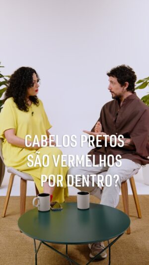 Yohan Nicolas Instagram - Ah, os cabelos coloridos…. 

Muita gente passa a vida toda pintando e bordando com os cabelos.

Fabi só queria ter o cabelo marrom. Um castanho distraído, simples. Nada muito ousado nem sofisticado… 

Acontece que a linda tem os cabelos naturalmente muito escuros. 

Yohan explica porque nossa amiga, ao invés de conseguir o desejado cabelo castanho, acabou mais como uma versão de a grande Ariel. 

Com a chegada dos brancos, cpá ela alcança esse lampejo acastanhado. 

#cabelocolorido #cabelocastanho #mudaracordocabelo
