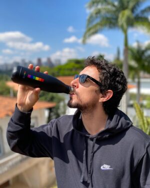Yohan Nicolas Instagram - O frio chegou sem avisar e com isso eu senti necessidade de algum casaco mais quente.

Entrei no site @oqvestir @oqvestir_homem escolhi a entrega express e no mesmo dia o meu casaco chegou em casa.

Como eu amo uma trilha, aproveitei para adquerir uma garrafa termica “love wins”, fazia tempo que eu queria uma e aproveitei da facilidade com qual se naviga pelo site para adicionar essa na minha cesta.

E como eu também gosto muito de você, aproveitei para descolar um cupom para que você pudesse também se preparar para o frio.

Corre la que há muitas opções disponiveis e não esquece de usar o Cupom  OQVINFLU20 para aproveitar de 20% de desconto .

Consulte condições *

#OQVestir #OQVHoje