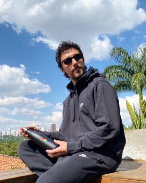 Yohan Nicolas Instagram - O frio chegou sem avisar e com isso eu senti necessidade de algum casaco mais quente.

Entrei no site @oqvestir @oqvestir_homem escolhi a entrega express e no mesmo dia o meu casaco chegou em casa.

Como eu amo uma trilha, aproveitei para adquerir uma garrafa termica “love wins”, fazia tempo que eu queria uma e aproveitei da facilidade com qual se naviga pelo site para adicionar essa na minha cesta.

E como eu também gosto muito de você, aproveitei para descolar um cupom para que você pudesse também se preparar para o frio.

Corre la que há muitas opções disponiveis e não esquece de usar o Cupom  OQVINFLU20 para aproveitar de 20% de desconto .

Consulte condições *

#OQVestir #OQVHoje