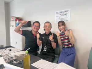 Yoko Hikasa Instagram - 🏎️

富士スピードウェイ！
スーパーフォーミュラ！！
行ってまいりました〜！

私としーたむは実況解説ゲストにもお邪魔しました✨
私はKYOJOCUP担当でしたが、
初めてのレース！初めての映像！
初めてだらけで、うわ〜しか言ってなかったらしい笑
ハイスピレーシングの清水さん前田さんも
精一杯の走りを見せてくださり、
応援にも熱がこもりました〜！！！

さらにフォーミュラでは
無限さんのピットで観戦させていただき、
間近でスタートを見たり、タイヤ交換を見ました。
もうね、すごすぎて、うわ〜ですよ。
語彙力を失うほどの空気感と感動にただ圧倒。
鳥肌が立つほどのプロの仕事。
レースは1人の力ではなく、
チーム全員の力と戦略あってこその
勝利とドラマが生まれるのだそう。
斎藤選手、坪井選手おめでとうございます！
（2人はご夫婦だそうですよ！！❤️）
そしてさとれん選手も怒涛の追い上げ！
ラジオなどでお世話になってるから
ついつい応援にも力が入ってしまいます☺️

アフターパーティではこの熱い感想を
ぶつけまくってしまいました！
応援の旗（うちわ）私にもいつも届いてるよ！
ありがとう✨

暑い熱い夏をありがとうございました！！！
これからもモーターレースと
ハイスピをよろしくです✨

#ハイスピ 
#スーパーフォーミュラ 
#kyojocup 
#和泉風花 
#井澤詩織  @shiori_izawa0201 
#ハイスピレーシング
#チルアウト 
#佐藤蓮 選手