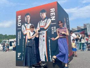 Yoko Hikasa Instagram - 🏎️

富士スピードウェイ！
スーパーフォーミュラ！！
行ってまいりました〜！

私としーたむは実況解説ゲストにもお邪魔しました✨
私はKYOJOCUP担当でしたが、
初めてのレース！初めての映像！
初めてだらけで、うわ〜しか言ってなかったらしい笑
ハイスピレーシングの清水さん前田さんも
精一杯の走りを見せてくださり、
応援にも熱がこもりました〜！！！

さらにフォーミュラでは
無限さんのピットで観戦させていただき、
間近でスタートを見たり、タイヤ交換を見ました。
もうね、すごすぎて、うわ〜ですよ。
語彙力を失うほどの空気感と感動にただ圧倒。
鳥肌が立つほどのプロの仕事。
レースは1人の力ではなく、
チーム全員の力と戦略あってこその
勝利とドラマが生まれるのだそう。
斎藤選手、坪井選手おめでとうございます！
（2人はご夫婦だそうですよ！！❤️）
そしてさとれん選手も怒涛の追い上げ！
ラジオなどでお世話になってるから
ついつい応援にも力が入ってしまいます☺️

アフターパーティではこの熱い感想を
ぶつけまくってしまいました！
応援の旗（うちわ）私にもいつも届いてるよ！
ありがとう✨

暑い熱い夏をありがとうございました！！！
これからもモーターレースと
ハイスピをよろしくです✨

#ハイスピ 
#スーパーフォーミュラ 
#kyojocup 
#和泉風花 
#井澤詩織  @shiori_izawa0201 
#ハイスピレーシング
#チルアウト 
#佐藤蓮 選手