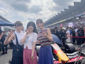 Yoko Hikasa Instagram - 🏎️

富士スピードウェイ！
スーパーフォーミュラ！！
行ってまいりました〜！

私としーたむは実況解説ゲストにもお邪魔しました✨
私はKYOJOCUP担当でしたが、
初めてのレース！初めての映像！
初めてだらけで、うわ〜しか言ってなかったらしい笑
ハイスピレーシングの清水さん前田さんも
精一杯の走りを見せてくださり、
応援にも熱がこもりました〜！！！

さらにフォーミュラでは
無限さんのピットで観戦させていただき、
間近でスタートを見たり、タイヤ交換を見ました。
もうね、すごすぎて、うわ〜ですよ。
語彙力を失うほどの空気感と感動にただ圧倒。
鳥肌が立つほどのプロの仕事。
レースは1人の力ではなく、
チーム全員の力と戦略あってこその
勝利とドラマが生まれるのだそう。
斎藤選手、坪井選手おめでとうございます！
（2人はご夫婦だそうですよ！！❤️）
そしてさとれん選手も怒涛の追い上げ！
ラジオなどでお世話になってるから
ついつい応援にも力が入ってしまいます☺️

アフターパーティではこの熱い感想を
ぶつけまくってしまいました！
応援の旗（うちわ）私にもいつも届いてるよ！
ありがとう✨

暑い熱い夏をありがとうございました！！！
これからもモーターレースと
ハイスピをよろしくです✨

#ハイスピ 
#スーパーフォーミュラ 
#kyojocup 
#和泉風花 
#井澤詩織  @shiori_izawa0201 
#ハイスピレーシング
#チルアウト 
#佐藤蓮 選手
