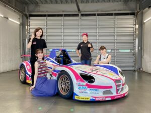 Yoko Hikasa Instagram - 🏎️

富士スピードウェイ！
スーパーフォーミュラ！！
行ってまいりました〜！

私としーたむは実況解説ゲストにもお邪魔しました✨
私はKYOJOCUP担当でしたが、
初めてのレース！初めての映像！
初めてだらけで、うわ〜しか言ってなかったらしい笑
ハイスピレーシングの清水さん前田さんも
精一杯の走りを見せてくださり、
応援にも熱がこもりました〜！！！

さらにフォーミュラでは
無限さんのピットで観戦させていただき、
間近でスタートを見たり、タイヤ交換を見ました。
もうね、すごすぎて、うわ〜ですよ。
語彙力を失うほどの空気感と感動にただ圧倒。
鳥肌が立つほどのプロの仕事。
レースは1人の力ではなく、
チーム全員の力と戦略あってこその
勝利とドラマが生まれるのだそう。
斎藤選手、坪井選手おめでとうございます！
（2人はご夫婦だそうですよ！！❤️）
そしてさとれん選手も怒涛の追い上げ！
ラジオなどでお世話になってるから
ついつい応援にも力が入ってしまいます☺️

アフターパーティではこの熱い感想を
ぶつけまくってしまいました！
応援の旗（うちわ）私にもいつも届いてるよ！
ありがとう✨

暑い熱い夏をありがとうございました！！！
これからもモーターレースと
ハイスピをよろしくです✨

#ハイスピ 
#スーパーフォーミュラ 
#kyojocup 
#和泉風花 
#井澤詩織  @shiori_izawa0201 
#ハイスピレーシング
#チルアウト 
#佐藤蓮 選手