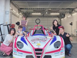 Yoko Hikasa Instagram - 🏎️

富士スピードウェイ！
スーパーフォーミュラ！！
行ってまいりました〜！

私としーたむは実況解説ゲストにもお邪魔しました✨
私はKYOJOCUP担当でしたが、
初めてのレース！初めての映像！
初めてだらけで、うわ〜しか言ってなかったらしい笑
ハイスピレーシングの清水さん前田さんも
精一杯の走りを見せてくださり、
応援にも熱がこもりました〜！！！

さらにフォーミュラでは
無限さんのピットで観戦させていただき、
間近でスタートを見たり、タイヤ交換を見ました。
もうね、すごすぎて、うわ〜ですよ。
語彙力を失うほどの空気感と感動にただ圧倒。
鳥肌が立つほどのプロの仕事。
レースは1人の力ではなく、
チーム全員の力と戦略あってこその
勝利とドラマが生まれるのだそう。
斎藤選手、坪井選手おめでとうございます！
（2人はご夫婦だそうですよ！！❤️）
そしてさとれん選手も怒涛の追い上げ！
ラジオなどでお世話になってるから
ついつい応援にも力が入ってしまいます☺️

アフターパーティではこの熱い感想を
ぶつけまくってしまいました！
応援の旗（うちわ）私にもいつも届いてるよ！
ありがとう✨

暑い熱い夏をありがとうございました！！！
これからもモーターレースと
ハイスピをよろしくです✨

#ハイスピ 
#スーパーフォーミュラ 
#kyojocup 
#和泉風花 
#井澤詩織  @shiori_izawa0201 
#ハイスピレーシング
#チルアウト 
#佐藤蓮 選手