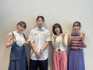 Yoko Hikasa Instagram - 🏎️

富士スピードウェイ！
スーパーフォーミュラ！！
行ってまいりました〜！

私としーたむは実況解説ゲストにもお邪魔しました✨
私はKYOJOCUP担当でしたが、
初めてのレース！初めての映像！
初めてだらけで、うわ〜しか言ってなかったらしい笑
ハイスピレーシングの清水さん前田さんも
精一杯の走りを見せてくださり、
応援にも熱がこもりました〜！！！

さらにフォーミュラでは
無限さんのピットで観戦させていただき、
間近でスタートを見たり、タイヤ交換を見ました。
もうね、すごすぎて、うわ〜ですよ。
語彙力を失うほどの空気感と感動にただ圧倒。
鳥肌が立つほどのプロの仕事。
レースは1人の力ではなく、
チーム全員の力と戦略あってこその
勝利とドラマが生まれるのだそう。
斎藤選手、坪井選手おめでとうございます！
（2人はご夫婦だそうですよ！！❤️）
そしてさとれん選手も怒涛の追い上げ！
ラジオなどでお世話になってるから
ついつい応援にも力が入ってしまいます☺️

アフターパーティではこの熱い感想を
ぶつけまくってしまいました！
応援の旗（うちわ）私にもいつも届いてるよ！
ありがとう✨

暑い熱い夏をありがとうございました！！！
これからもモーターレースと
ハイスピをよろしくです✨

#ハイスピ 
#スーパーフォーミュラ 
#kyojocup 
#和泉風花 
#井澤詩織  @shiori_izawa0201 
#ハイスピレーシング
#チルアウト 
#佐藤蓮 選手