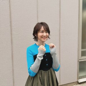 Yôko Moriguchi Instagram - .
.
本日夜7時から
プレバト俳句名人特待生昇格試験に挑みます！
兼題は「秘密基地」。
小学生の頃、森の公園の片隅とかに
作ったなあ。
頑張るぞお。
.
#プレバト
#俳句
#名人特待生昇格試験
.
お衣裳
@ommo_official_
アクセサリー
@blanciris_official
靴
@manacraftshoes