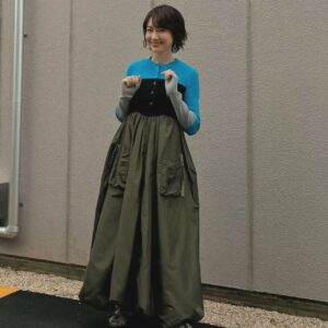 Yôko Moriguchi Instagram - .
.
本日夜7時から
プレバト俳句名人特待生昇格試験に挑みます！
兼題は「秘密基地」。
小学生の頃、森の公園の片隅とかに
作ったなあ。
頑張るぞお。
.
#プレバト
#俳句
#名人特待生昇格試験
.
お衣裳
@ommo_official_
アクセサリー
@blanciris_official
靴
@manacraftshoes