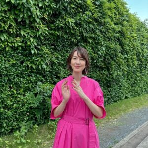 Yôko Moriguchi Instagram - .
.
今夜プレバト俳句「夏の炎帝戦」！に出場いたします。
お題は「好きな観光地」。
それぞれが自由に詠みたい観光地を選んでエントリーし、詠まれた観光地のエリア別に５つのブロックに分かれて戦う第１ステージと、各ブロックを勝ち上がった勝者が戦う第２ステージの二部構成。それぞれ勝ち残った時のために、渾身の句を２句用意しなければならない！

⤴︎というルールなんです💦
まずは、家族旅行での思い出を詠んだ句で予選突破に向けてがんばります！！
応援してくださいね😭
.
#プレバト俳句 
#夏の炎帝戦 
#タイトル戦
.
お衣裳
@lephil_official
アクセサリー
@blanciris_official
靴
@manacraftshoes