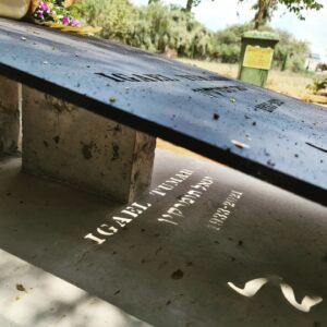Yon Tumarkin Instagram - שנה 💔

את הדברים שיש לי להגיד לאבא אני אומר לו כל הזמן. לשמחתי הוא מבקר אצלי הרבה בחלומות. הוא תמיד בריא, חד וחזק שם, כמו שאני רוצה לזכור אותו, ואנחנו מנהלים שיחות ארוכות ומהנות. אני משתף אותו בכל מיני דברים. בקשיים, בחוויות, ברעיונות שאני רוצה לכתוב או להפיק. והוא מקשיב ותורם לי מחוכמתו. החלומות תמיד מסתיימים בדמעות של געגוע. דמעות שמלוות אותי לעולם האמיתי כשאני מתעורר. וכך גם הגעגוע.