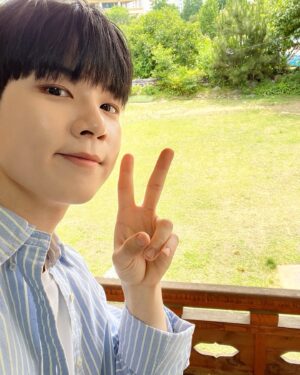 Yoo Hwe-seung Instagram - 늦어버린 동네스타K🤭

#엔플라잉#유회승#게으름쟁이#뒤늦은#동네스타K#동썸페#😉