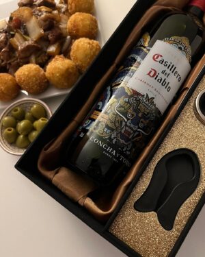 Yoo Jung-hoo Instagram - 디아블로 청룡에디션과 함께 새해복 많이 받으세요!! 🍷🤗
.
#디아블로와인 #디아블로청룡