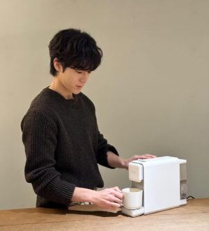 Yoo Jung-hoo Instagram - 집에서 간편하게 즐기는 카누 바리스타 페블☕️

#카누 #카누페블 #ad