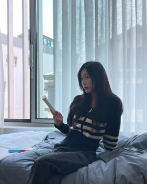 Yoo Yi-su Instagram - 갑자기 또 다시 찾아온 시그널하우스 미공개 사진 대방출 👀
1. 민규오빠 여친짤 제조기
2. 시그널하우스 착장 중 나의 뻬이보륏 👀
3. 여친짤 제조기2
4. 겨레오빠랑 아쿠아리움 진주알 뽑기 (내께 더 이뿜ㅎ)
5. 인원수때매 수건 이틀이면 바닥 ..
6. 여친짤 제조기 실패
7. 오빠가 나랑 영화 같이 보려고 만들었던 왓챠 계정 (’나는 내일 어제의 너와 만난다‘ 를 봤어요 .. 🤍)
8. 우린 뭘 그렇게 열심히 상의하고 있었을까 🤔
9. 한번도 참고한 적 없었던 살림 장판 😎
10. 오빠가 챙겨줬던 마그네슘 혹시나 까먹을까봐 나의 temporary 잠금화면 🫣