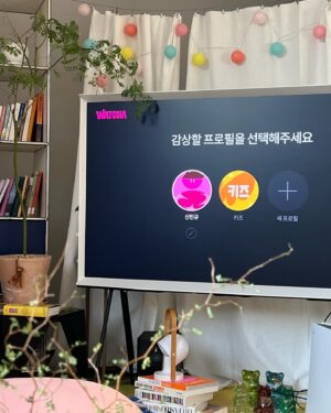 Yoo Yi-su Instagram - 갑자기 또 다시 찾아온 시그널하우스 미공개 사진 대방출 👀
1. 민규오빠 여친짤 제조기
2. 시그널하우스 착장 중 나의 뻬이보륏 👀
3. 여친짤 제조기2
4. 겨레오빠랑 아쿠아리움 진주알 뽑기 (내께 더 이뿜ㅎ)
5. 인원수때매 수건 이틀이면 바닥 ..
6. 여친짤 제조기 실패
7. 오빠가 나랑 영화 같이 보려고 만들었던 왓챠 계정 (’나는 내일 어제의 너와 만난다‘ 를 봤어요 .. 🤍)
8. 우린 뭘 그렇게 열심히 상의하고 있었을까 🤔
9. 한번도 참고한 적 없었던 살림 장판 😎
10. 오빠가 챙겨줬던 마그네슘 혹시나 까먹을까봐 나의 temporary 잠금화면 🫣