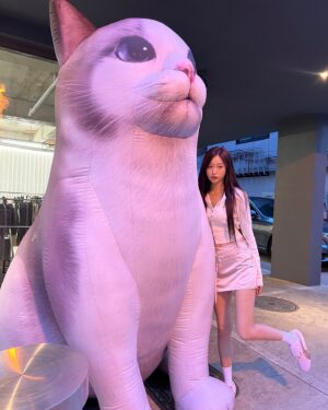 Yoo Yi-su Instagram - 머리 레드와인으로 염색하구! 이사 온 집에서 드디어 요리도 차근차근 시작해보구! 동생이랑 서울투어 시켜줄겸 여기저기도 다녀보구! 후신오빠 전시두 가구 가구도 보러다니구! 알찬 요즘입니다아 🎀❣️🌹