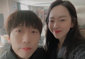 Yoon Byung-hee Instagram - 영화 #그녀가죽었다 5월15일 대개봉🎊
재밌는 영화보러 극장으로가시죠 🏃🏃‍♀️🏃‍♂️

#영화추천 #🎬