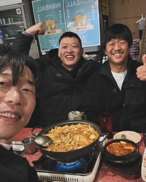 Yoon Byung-hee Instagram - 최애 동료들 최애 음식과 함께한 
#배우반상회 🎬