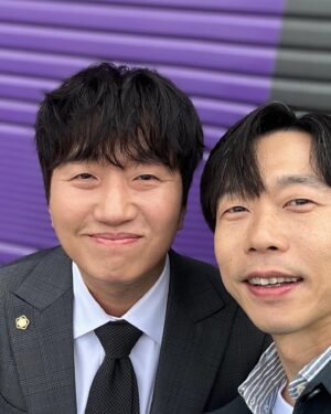 Yoon Byung-hee Instagram - 창훈이형과 한 앵글안에서 연기하가까지 참 오래걸렸네요...
서로 오래시간을 지켜보며 안도하고 응원하는 참 동료이자 좋은 형
#배우이창훈 #이로운사기