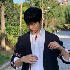 Yoon Chan-young Instagram - ʕ•ᴥ•ʔ

@official_jopog 
#조폭인내가고등학생이되었습니다 
#highschoolreturnofagangster
