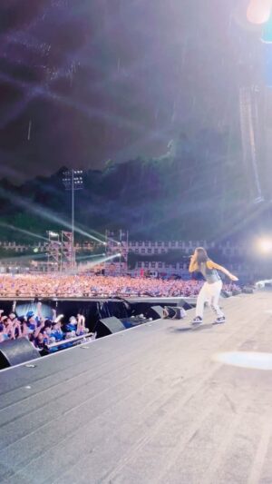 Yoon Mi-rae Instagram - #윤미래 #싸이흠뻑쇼 #수원 #SummerSwag2022 — Thank you for having us @42psy42 🙏🏼
@yoonmirae @drunkentigerjk @bizzionary