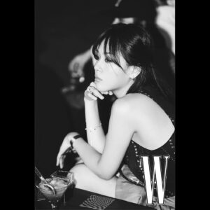 Yoon Mi-rae Instagram - #FEELGHOODMUSIC at #JHope’s Listening party last week.
Thank you for capturing this @WKorea

@feelghoodmusic @yoonmirae @drunkentigerjk @nakedbibi @uarmyhope