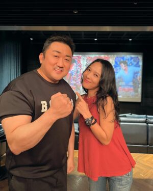 Yoon Mi-rae Instagram - 👊

주먹 은 monster …하지만 친절한 teddy bear  @donlee 🧸
#fangirling 🤭 #madongseok #진실방으로