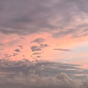 Yoon Seung-ah Instagram - 🩵
우리 밤비 잘 지내고 있어?
우리도 잘 지내고 있어.
오늘 아침 산책을 나갔는데, 나가자마자 내리는 비가 밤비가 인사를 건내는것 같아서 너무 반가웠어.
보고싶네🩵