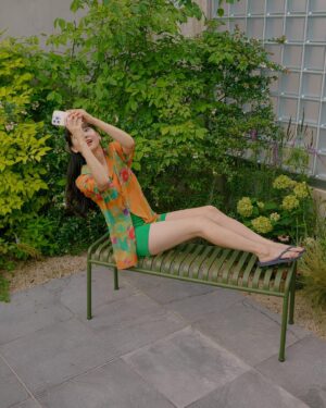 Yoon Seung-ah Instagram - 제일 좋아하는 여름 셔츠를 입고,
매일 집밥을 하며 보내는 여름🍏
청사과  땅콩버터 그리고 고사리파스타
