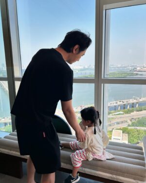 Yoon Soy Instagram - 요즘 하루하루..특별할거 없이 지났다고 생각했는데..
몇주 지나고 사진을 보니..하루하루가 의미있고 특별했네요~~^^
날마다 럭키한 행운이 있을순없겠지만..소소하게 미소짓고..
한껏 웃는 순간 순간들 만끽하세요~#가족스타그램#육아스타그램#일상#특별한순간#지금#🙏