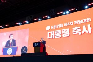 Yoon Suk-yeol Instagram - 우리는 한배를 탄 운명 공동체이고, 하나입니다. 민생의 어려움을 해결하고 국민을 더 행복하게 만드는 일에 당과 하나가 되고, 당과 정부가 단결해야 합니다.