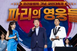Yoon Suk-yeol Instagram - 우리 선수들의 투혼으로 국민들에게 큰 기쁨과 용기, 자신감을 불어넣어 주었습니다. 

열심히 싸워준 대표선수 파이팅! 
팀 코리아 파이팅!
