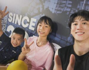 Yorke Sun Instagram - 今天來打球遇到一對姊弟

姊姊對我說：你長得好像一個藝人

我想說這麼小的女生也認得我，真開心

我：誰呀？

「韓國瑜」

⋯

⋯？

？？？？？

看來我開始散發熟男的魅力了