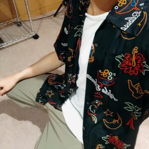 Yoshiaki Yamamoto Instagram - 須貝さんにはチンピラみたいって言われてしまった今日の服。お気に入りです。
#烈日赫赫 #アロハシャツ