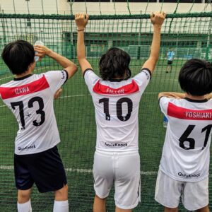 Yoshiaki Yamamoto Instagram - QuizKnockのユニフォームができました。
今日のフットサルは個人の課題が浮き彫りになりました。相手がいないときは冷静に。
#流汗淋漓 #背番号7 3って何ぞ？ #焼けた