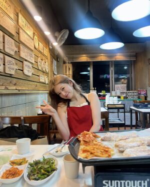 Yoshida Akari Instagram - 韓国で食べた美味しいものたち❤️❤️❤️
いっぱい歩いたし多分ゼロカロリー0️⃣
.
あんた首寝違えたんか？
ってくらい全部同じ方向に首曲がってて🤦‍♂️🤦‍♂️笑
.
#韓国 #韓国グルメ #カンジャンケジャン
#サムギョプサル #塩パン #タッカンマリ #スイカジュース