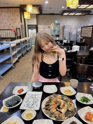 Yoshida Akari Instagram - 韓国で食べた美味しいものたち❤️❤️❤️
いっぱい歩いたし多分ゼロカロリー0️⃣
.
あんた首寝違えたんか？
ってくらい全部同じ方向に首曲がってて🤦‍♂️🤦‍♂️笑
.
#韓国 #韓国グルメ #カンジャンケジャン
#サムギョプサル #塩パン #タッカンマリ #スイカジュース