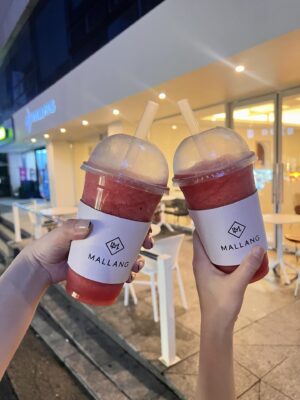 Yoshida Akari Instagram - 韓国で食べた美味しいものたち❤️❤️❤️
いっぱい歩いたし多分ゼロカロリー0️⃣
.
あんた首寝違えたんか？
ってくらい全部同じ方向に首曲がってて🤦‍♂️🤦‍♂️笑
.
#韓国 #韓国グルメ #カンジャンケジャン
#サムギョプサル #塩パン #タッカンマリ #スイカジュース