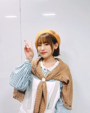 Yoshino Nanjo Instagram - ff14 パッチノート朗読会
2024/06/27

ありがとうございました〜！
楽しかった！！

パッチ7.0、より一層楽しみになったなぁ！
クルルさんも登場するメインストーリーももちろん楽しみなんだけど、個人的にはアップデートされるグラフィックスまわりが気になって仕方ない〜！

たくさん色んな地域の景色を楽しもうと思います🙌

今回クルルさんがピクトマンサーになる！ということで、パレット🎨のブローチをつけてみたり
白魔も変わらず好きなので、昔買ったコラボブレスレットも付けてきました〜！
衣装のカラーリングはクルルさん意識な黄色と青！
クローバーもつけてみたり‥。

わたし自身もお祭りに行くような気持ちで参加させていただきました！
コメント読みながらの配信も、みなさんとオフ会してるみたいで楽しかったな〜！
ありがとうございました✨

・・・
衣装 前田千佳子さん
メイク 吉田さん（ @maaaaasahi0514 ）