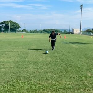 Yoshito Okubo Instagram - 強いシュートを打つ時はしっかりボールを見て足首が斜めからじゃなく縦から入れて状態が起き上がらないように上半身と蹴り足で腸を潰そう⚽️

蹴った後は飛び跳ねないで蹴ったフォームでピタッと止まれればボールに力が伝わるよ！！

腸が潰れたのが確認できるのは、蹴った後にお腹が痛くてうずくまるくらい痛みを感じたら出来てるよ👍

#yoshito13