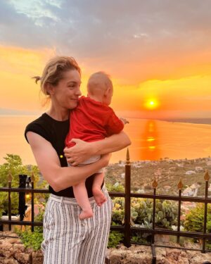 Youlika Skafida Instagram - 8 μήνες…
και η κατάσταση είναι αυτή ακριβώς:
Πολλές αγκαλιές,
τα μαλλιά ανακατεμένα σε μόνιμη βάση,
άπειρες φωτογραφίες(που αργότερα τις βλέπουν άνθρωποι που χαμογελούν ευγενικά)
Και 
μια μαγεία ανεξήγητη 🤷‍♀️👶