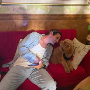 Youlika Skafida Instagram - Μεγάλη χαρά έχω που ήμουν μέρος της ομάδας που διηγήθηκε την ιστορία αυτών των κοριτσιών. 
Πόσο πολύ γελούσα στις αρχές όταν έλεγα ότι θα παίξω στη σειρά ψυχοκόρες και με ρωτούσαν αν θα κάνω και εγώ μία ψυχοκόρη αλλά εγώ απαντούσα ότι έχω μεγαλώσει πια!
Τι σκεφτόταν άραγε ο Μιχάλης Χαραλαμπίδης όταν με πρωτοσυνάντησε στο δοκιμαστικό όπου εμφανίστηκα με ρούχα ό,τι να’ναι και μαλλιά ανακατεμένα από τη μηχανή και χωρίς να έχω μάθει απέξω το κείμενο που μου έστειλαν γιατί νόμιζα ότι είχα πάει να πάρω το ρόλο και όχι ότι είχα πάει να κάνω δοκιμαστικό!
Τι καλή και ευγενική ήταν μαζί μου η Φρόσω Ράλλη που μου έδωσε 10 λεπτά να μάθω τα λόγια και τι όμορφα που ήταν να τη βλέπω με την άκρη του ματιού μου να χαμογελάει την ώρα που έκανα το δοκιμαστικό.
Πόσο χάρηκε η Ειρήνη Σουγανίδου με το νέο της εγκυμοσύνης μου και ποσό με ελάφρυνε η στάση της!
Πολλοί όμορφοι άνθρωποι μαζεμένοι και πόσο πολύ γελάσαμε σ’εκείνο το σπίτι στη Δροσοπούλου!
Αλέξανδρε, Οδυσσέα, Μαργαρίτα,Δημήτρη,Οδυσσέα 
Ευχαριστώ πολύ για όλα!
Μετά τον πρώτο μήνα γυρισμάτων ξεκίνησε η εγκυμοσύνη μου,ευτυχώς η κοιλιά άρχισε να φαίνεται προς τον 7ο μήνα!
Γέννησα 20 μέρες μετά το τελευταίο μου γύρισμα! Αυτή η δουλειά έχει ξεχωριστή θέση στην καρδιά μου.
#psyxokores #WhatATeam #yakinthos