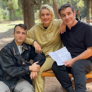 Youlika Skafida Instagram - Μεγάλη χαρά έχω που ήμουν μέρος της ομάδας που διηγήθηκε την ιστορία αυτών των κοριτσιών. 
Πόσο πολύ γελούσα στις αρχές όταν έλεγα ότι θα παίξω στη σειρά ψυχοκόρες και με ρωτούσαν αν θα κάνω και εγώ μία ψυχοκόρη αλλά εγώ απαντούσα ότι έχω μεγαλώσει πια!
Τι σκεφτόταν άραγε ο Μιχάλης Χαραλαμπίδης όταν με πρωτοσυνάντησε στο δοκιμαστικό όπου εμφανίστηκα με ρούχα ό,τι να’ναι και μαλλιά ανακατεμένα από τη μηχανή και χωρίς να έχω μάθει απέξω το κείμενο που μου έστειλαν γιατί νόμιζα ότι είχα πάει να πάρω το ρόλο και όχι ότι είχα πάει να κάνω δοκιμαστικό!
Τι καλή και ευγενική ήταν μαζί μου η Φρόσω Ράλλη που μου έδωσε 10 λεπτά να μάθω τα λόγια και τι όμορφα που ήταν να τη βλέπω με την άκρη του ματιού μου να χαμογελάει την ώρα που έκανα το δοκιμαστικό.
Πόσο χάρηκε η Ειρήνη Σουγανίδου με το νέο της εγκυμοσύνης μου και ποσό με ελάφρυνε η στάση της!
Πολλοί όμορφοι άνθρωποι μαζεμένοι και πόσο πολύ γελάσαμε σ’εκείνο το σπίτι στη Δροσοπούλου!
Αλέξανδρε, Οδυσσέα, Μαργαρίτα,Δημήτρη,Οδυσσέα 
Ευχαριστώ πολύ για όλα!
Μετά τον πρώτο μήνα γυρισμάτων ξεκίνησε η εγκυμοσύνη μου,ευτυχώς η κοιλιά άρχισε να φαίνεται προς τον 7ο μήνα!
Γέννησα 20 μέρες μετά το τελευταίο μου γύρισμα! Αυτή η δουλειά έχει ξεχωριστή θέση στην καρδιά μου.
#psyxokores #WhatATeam #yakinthos