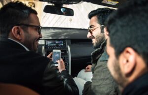 Yousef Aldakheel Instagram - بنسوي سينما برية 🤔. #weekendadventure  #ReadyForAnything #مستعد_لأي_شيء
 #Myland
 #LandRover
@landrovermena