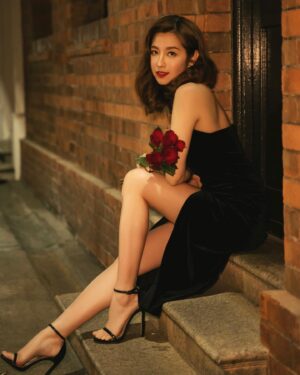 Yoyo Chen Instagram - 「我們知道自己在每個春天會開出什麼樣的花，
也知道秋天一定不會結出什麼樣的果。
但我們依然會期待下一個冬去春來，
繁花似錦，赤子之心常在…….」 《繁花》

#loveyo
#backtothe90s 
#Vintage 
#🌹

Hair: @raymork @admixhairstyling