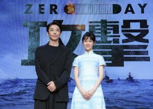 Yu Han Lien Instagram - 之前拍攝時
蘇導一直在我耳邊說：「你看他多愛你。」
我：「我的角色現在不能回應這個，你不要用你的少女心視角影響我角色啊啊啊啊！」
然後拍到凌晨殺青
早上就直接記者會了
突然沒有角色之後
我瞬間不知道怎麼面對高橋先生
在片場每天我的心臟跳得都好累
除了「早安你好」跟「明天見拜拜」
之外我完全說不出話
每天我都用五秒深呼吸擠出這幾句話就趕緊跑去梳化成角色的樣子
只有討論劇本和角色故事時才有辦法恢復正常
其它時候都趕緊飄走或是石化假裝我不在這裡
順利躲在角色後面活著
完整活到殺青真是太好了🥹
心臟爆擊的零日攻擊
On air殺青啦❤️

感謝妝髮/  @1989_megan 
服裝/  @shiatzychen

#高橋一生