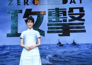 Yu Han Lien Instagram - 之前拍攝時
蘇導一直在我耳邊說：「你看他多愛你。」
我：「我的角色現在不能回應這個，你不要用你的少女心視角影響我角色啊啊啊啊！」
然後拍到凌晨殺青
早上就直接記者會了
突然沒有角色之後
我瞬間不知道怎麼面對高橋先生
在片場每天我的心臟跳得都好累
除了「早安你好」跟「明天見拜拜」
之外我完全說不出話
每天我都用五秒深呼吸擠出這幾句話就趕緊跑去梳化成角色的樣子
只有討論劇本和角色故事時才有辦法恢復正常
其它時候都趕緊飄走或是石化假裝我不在這裡
順利躲在角色後面活著
完整活到殺青真是太好了🥹
心臟爆擊的零日攻擊
On air殺青啦❤️

感謝妝髮/  @1989_megan 
服裝/  @shiatzychen

#高橋一生