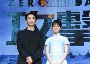 Yu Han Lien Instagram - 之前拍攝時
蘇導一直在我耳邊說：「你看他多愛你。」
我：「我的角色現在不能回應這個，你不要用你的少女心視角影響我角色啊啊啊啊！」
然後拍到凌晨殺青
早上就直接記者會了
突然沒有角色之後
我瞬間不知道怎麼面對高橋先生
在片場每天我的心臟跳得都好累
除了「早安你好」跟「明天見拜拜」
之外我完全說不出話
每天我都用五秒深呼吸擠出這幾句話就趕緊跑去梳化成角色的樣子
只有討論劇本和角色故事時才有辦法恢復正常
其它時候都趕緊飄走或是石化假裝我不在這裡
順利躲在角色後面活著
完整活到殺青真是太好了🥹
心臟爆擊的零日攻擊
On air殺青啦❤️

感謝妝髮/  @1989_megan 
服裝/  @shiatzychen

#高橋一生