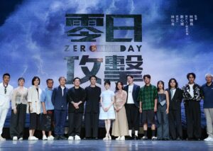 Yu Han Lien Instagram - 之前拍攝時
蘇導一直在我耳邊說：「你看他多愛你。」
我：「我的角色現在不能回應這個，你不要用你的少女心視角影響我角色啊啊啊啊！」
然後拍到凌晨殺青
早上就直接記者會了
突然沒有角色之後
我瞬間不知道怎麼面對高橋先生
在片場每天我的心臟跳得都好累
除了「早安你好」跟「明天見拜拜」
之外我完全說不出話
每天我都用五秒深呼吸擠出這幾句話就趕緊跑去梳化成角色的樣子
只有討論劇本和角色故事時才有辦法恢復正常
其它時候都趕緊飄走或是石化假裝我不在這裡
順利躲在角色後面活著
完整活到殺青真是太好了🥹
心臟爆擊的零日攻擊
On air殺青啦❤️

感謝妝髮/  @1989_megan 
服裝/  @shiatzychen

#高橋一生